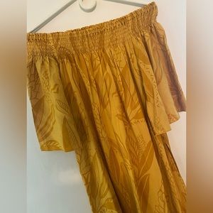 Beautiful Hawaiian print off shoulder dress from Missing Polynesia. Size 1 (M-L)